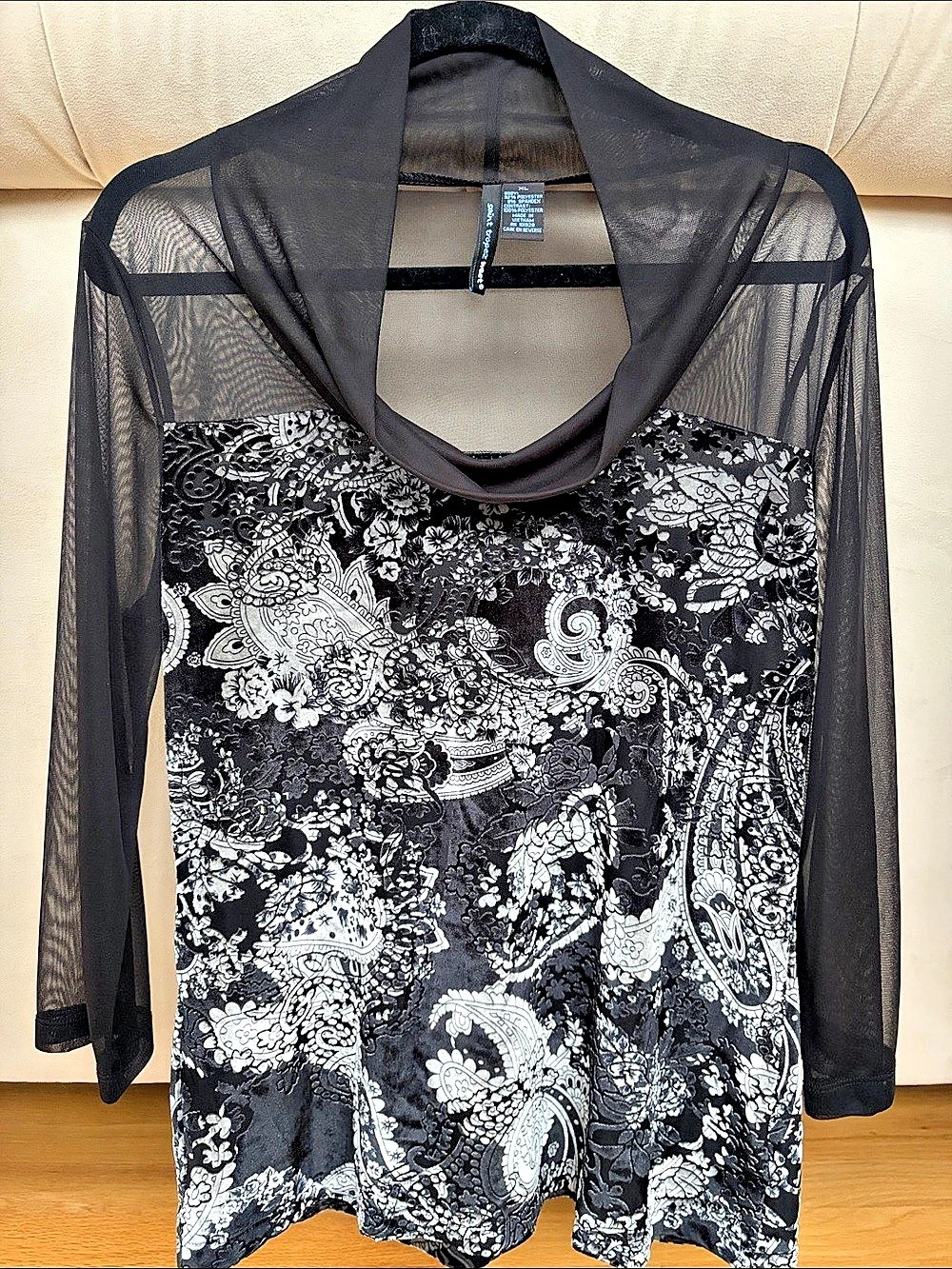 Saint Tropez West 
Black & White Paisley sheet Sleeve Blouse